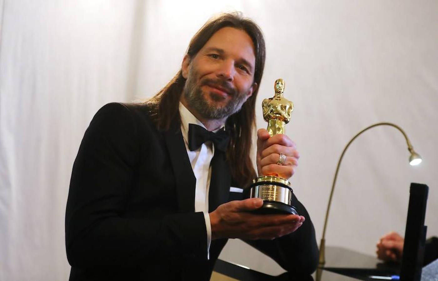 Linus Sandgren posa con su premio de Mejor cinematografía.