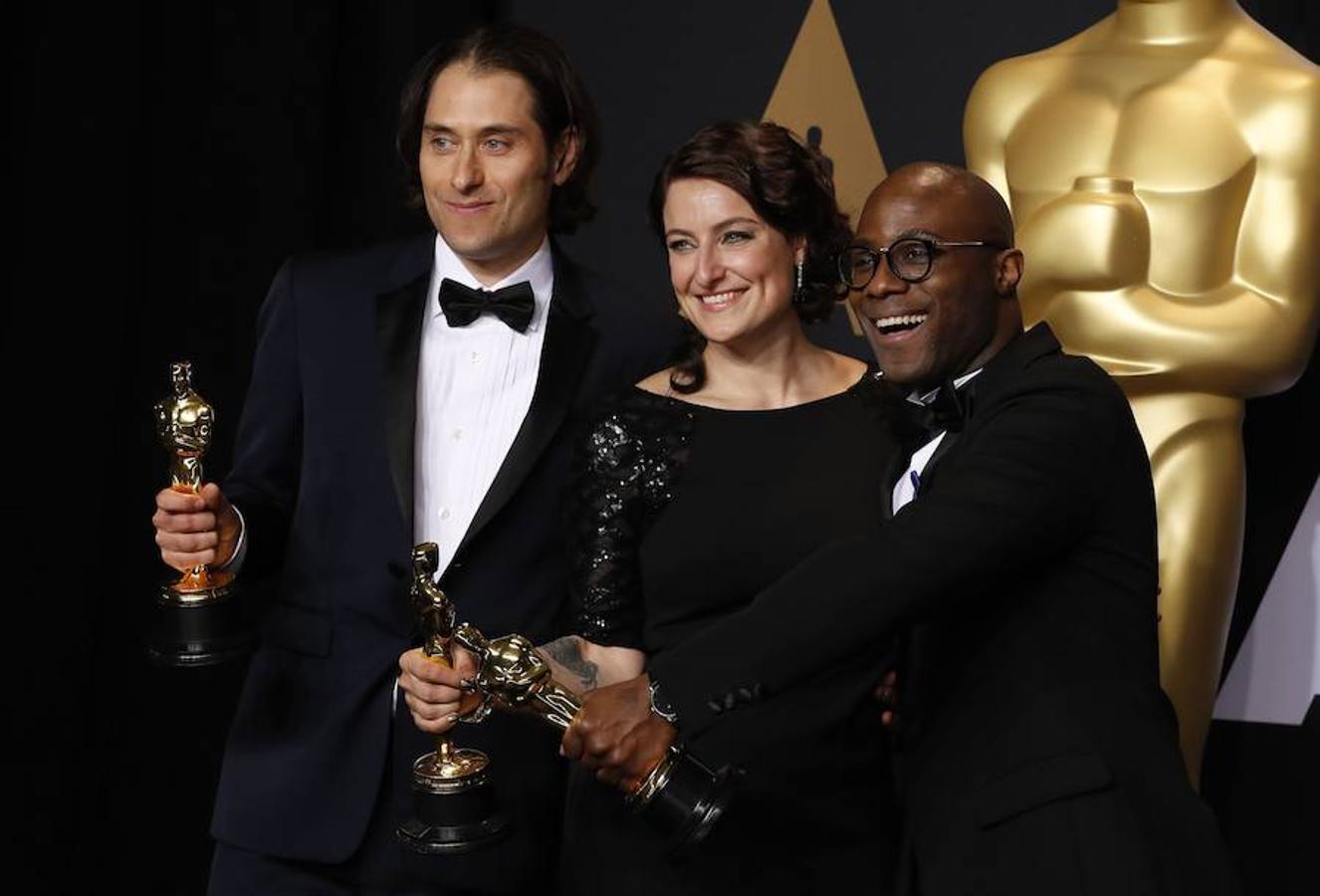 Los productores Jeremy Kleiner y Adele Romanski, junto al director Barry Jenkins, responsables de 'Moonlight' como Mejor película.