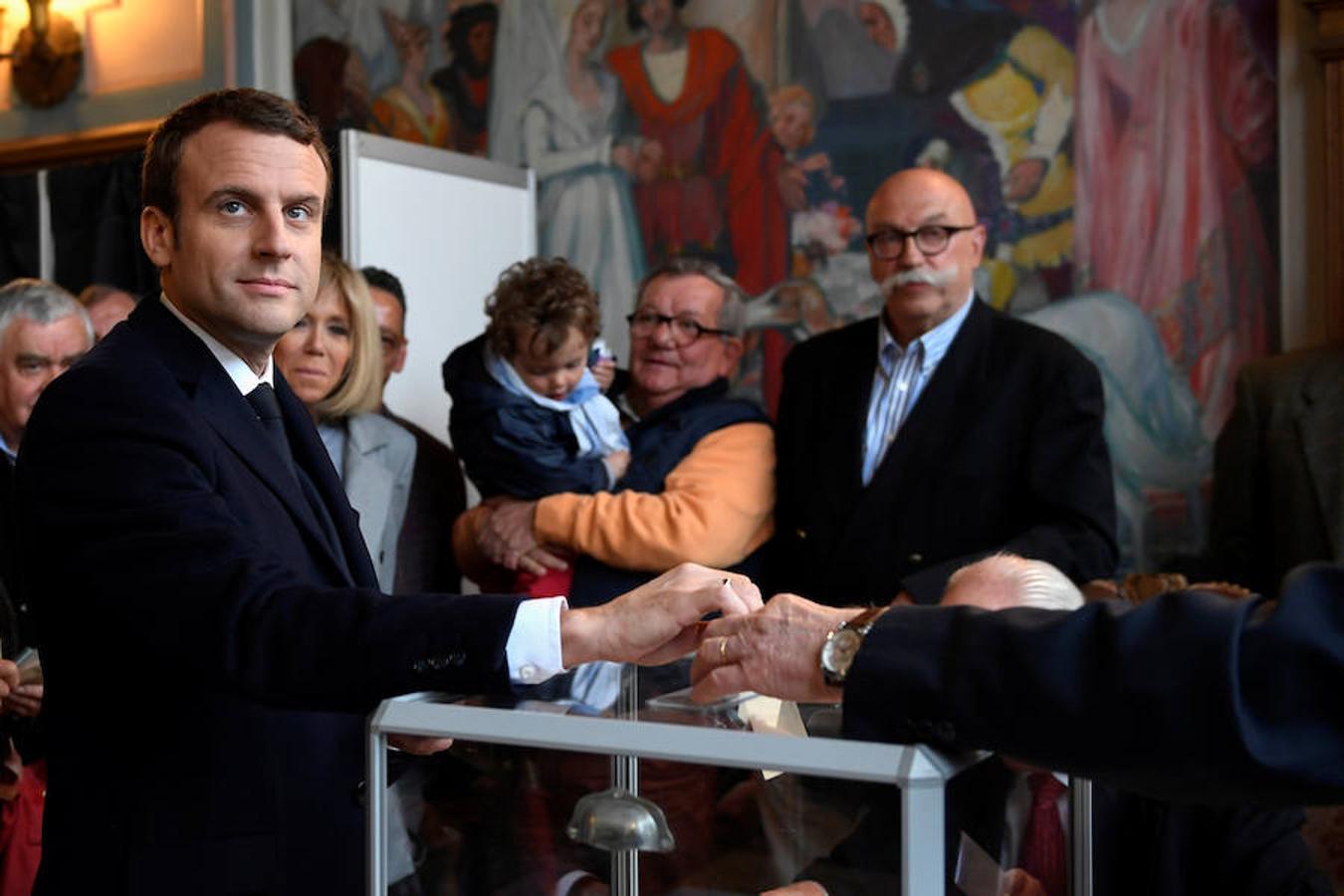 Emmanuel Macron acude a votar.