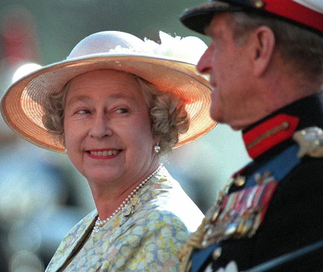 La reina y su marido Felipe en un desfile militar en 1996.