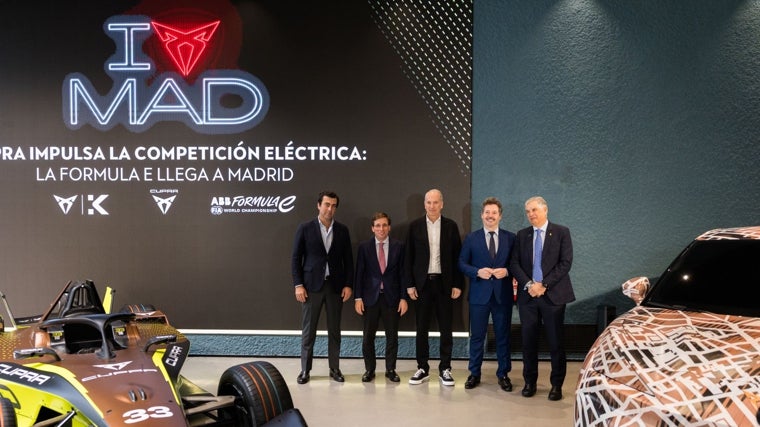 En el espacio CUPRA se reunieron Markus Haupt, CEO de CUPRA, y representantes de la ciudad y de la Comunidad de Madrid, de la Fórmula E y de CUPRA KIRO, quienes destacaron el esfuerzo colectivo que ha hecho posible la carrera española