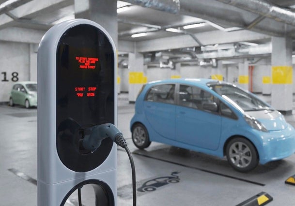 El tejado, tu nueva «gasolinera»: cómo instalar placas solares en tu comunidad y cargar un coche eléctrico