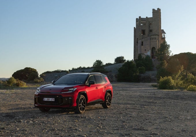El nuevo Toyota RAV4 está ya disponible en la Red Oficial de Concesionarios de Toyota España en versión híbrida (HEV) desde 43.500 € 6