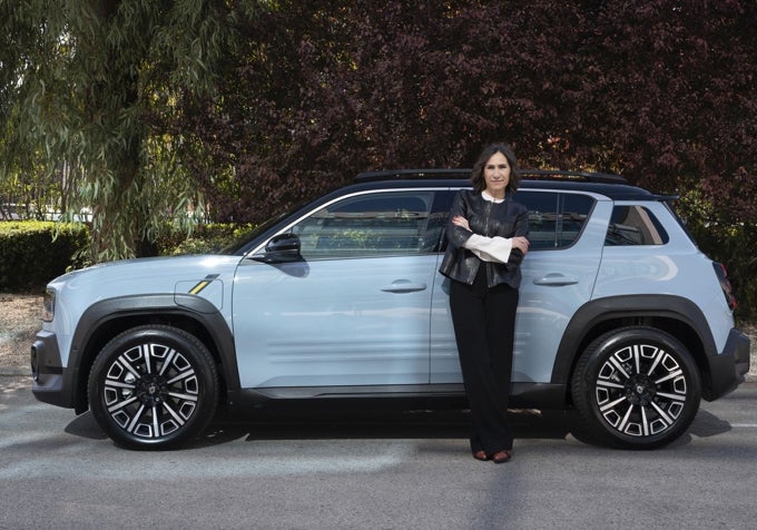 Paula junto al nuevo Renault 4 eléctrico