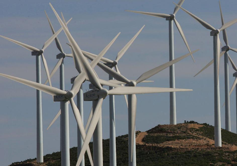 Molinos de viento del parque eólico instalado en Buñol (Valencia).