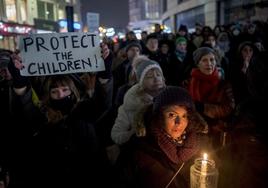 Manifestantes exigen al Gobierno británico medidas para proteger a los menores solicitantes de asilo durante una protesta en Londres