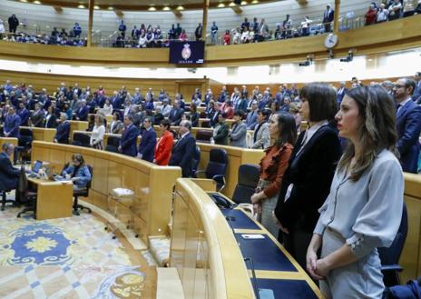 Imagen secundaria 1 - 1. La bancada popular aplaude a Núñez Feijóo. 2. Irene Montero, en primer término, junto a otros ministros respaldando a Sánchez en el Senado. 3. El presidente del Gobierno pasa junto a un busto de Manuel Fraga en la Cámara alta.