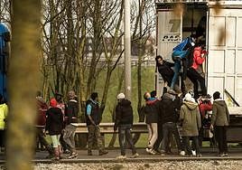 Inmigrantes ilegales suben a un camión en la comuna francesa de Calais