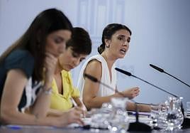 La portavoz del Gobierno y ministra de Política Territorial, Isabel Rodríguez (c) junto a la ministra de Justicia, Pilar Llop (i) y la ministra de Igualdad, Irene Montero (d)