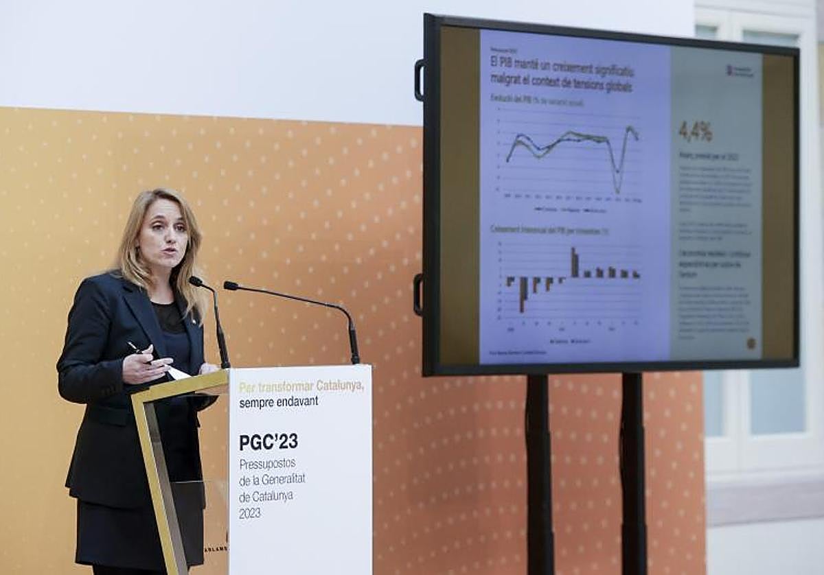 La consellera de Economía, Natalia Mas, durante la presentación del proyecto de ley de presupuestos para 2023