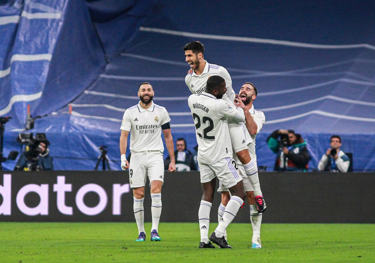 Los jugadores del Real Madrid celebran el gol de Asensio que encarriló el triunfo ante el Valencia