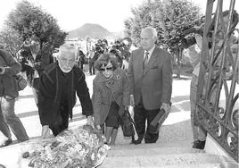 Paco Rabanne, durante la ofrenda floral en los actos conmemorativos de los fusilamientos en la Guerra Civil española de 14 nacionalistas vascos. Su padre fue uno de los fusilados