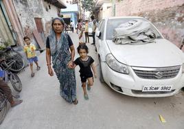 Las niñas, sobre todo las que viven en zonas rurales de India, son las más afectadas por esta ancestral costumbre