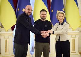 Charles Michel, Volodímir Zelenski y Ursula von der Leyen, este viernes en Kien