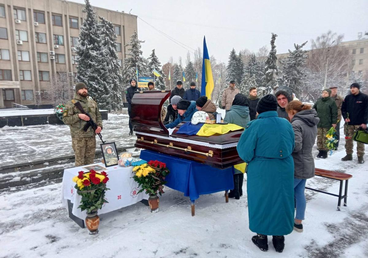 Funeral del soldado ucraniano Denys Eduardovich Cochenko, de 22 años, en Bajmut.