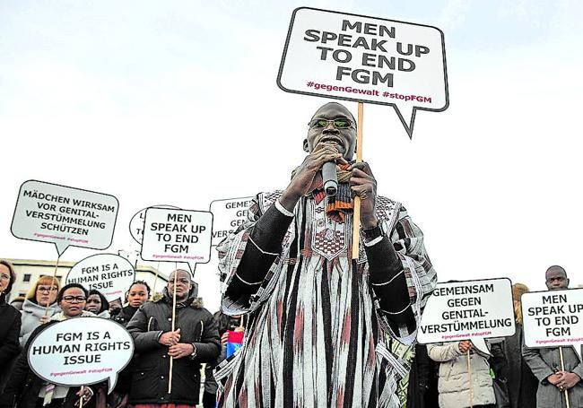 Manifestación en contra de la mutilación genital femenina celebrada en Berlín.