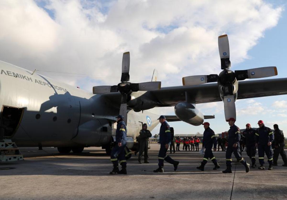 La misión de rescate griega para ayudar a Turquía al partir este lunes del aeropuerto militar de Elefsina