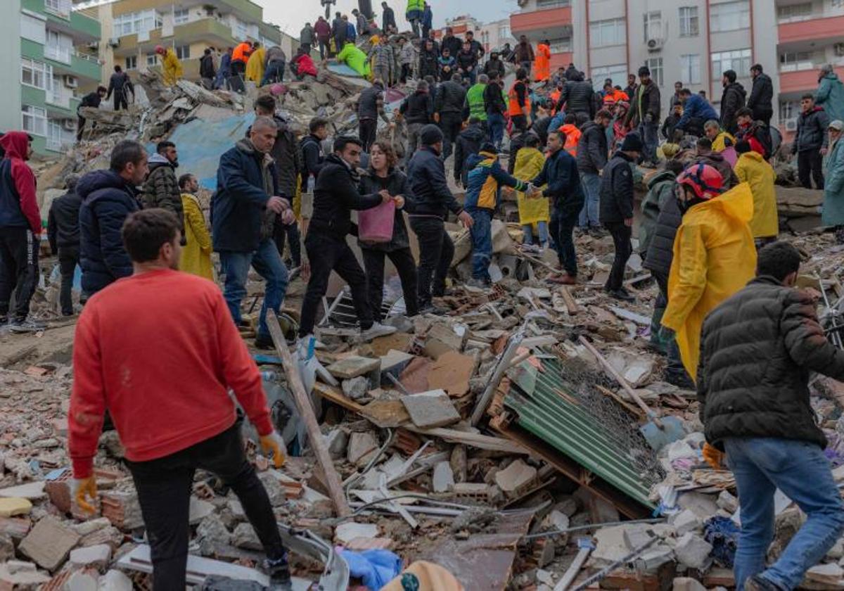 Una multitud busca supervivientes en la localidad de Adana, en el sureste de Turquía