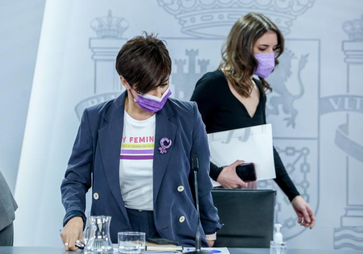 La portavoz del Gobierno, Isabel Rodríguez, junto a la ministra de Igualdad, Irene Montero