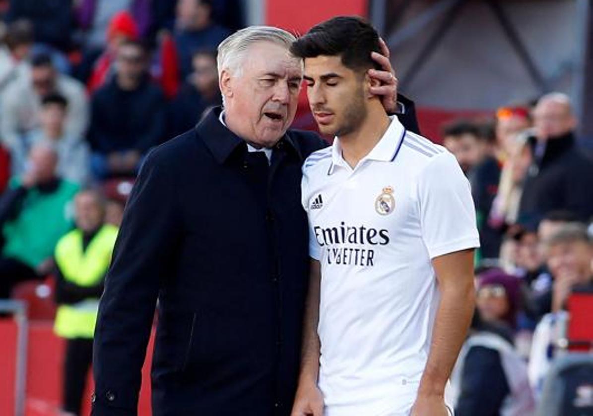 Carlo Ancelotti consuela a Asensio después de que el balear fallase un penalti en Mallorca