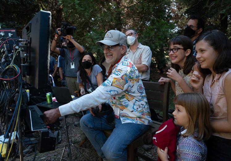 Steven Spielberg en el set de rodaje junto a las niñas que encarnan a sus hermanas en el filme.