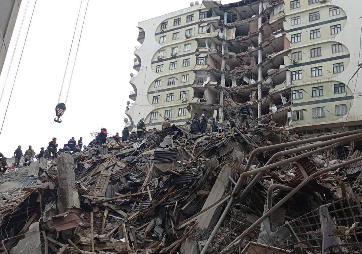 Algunos edificios afectados por el terremoto del lunes en Turquía y Siria han quedado en pie pero con serios daños