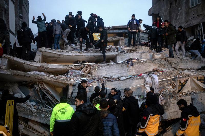 Voluntarios y personal de emergencia buscan víctimas entre los escombros de los edificios en Diyarbakir.