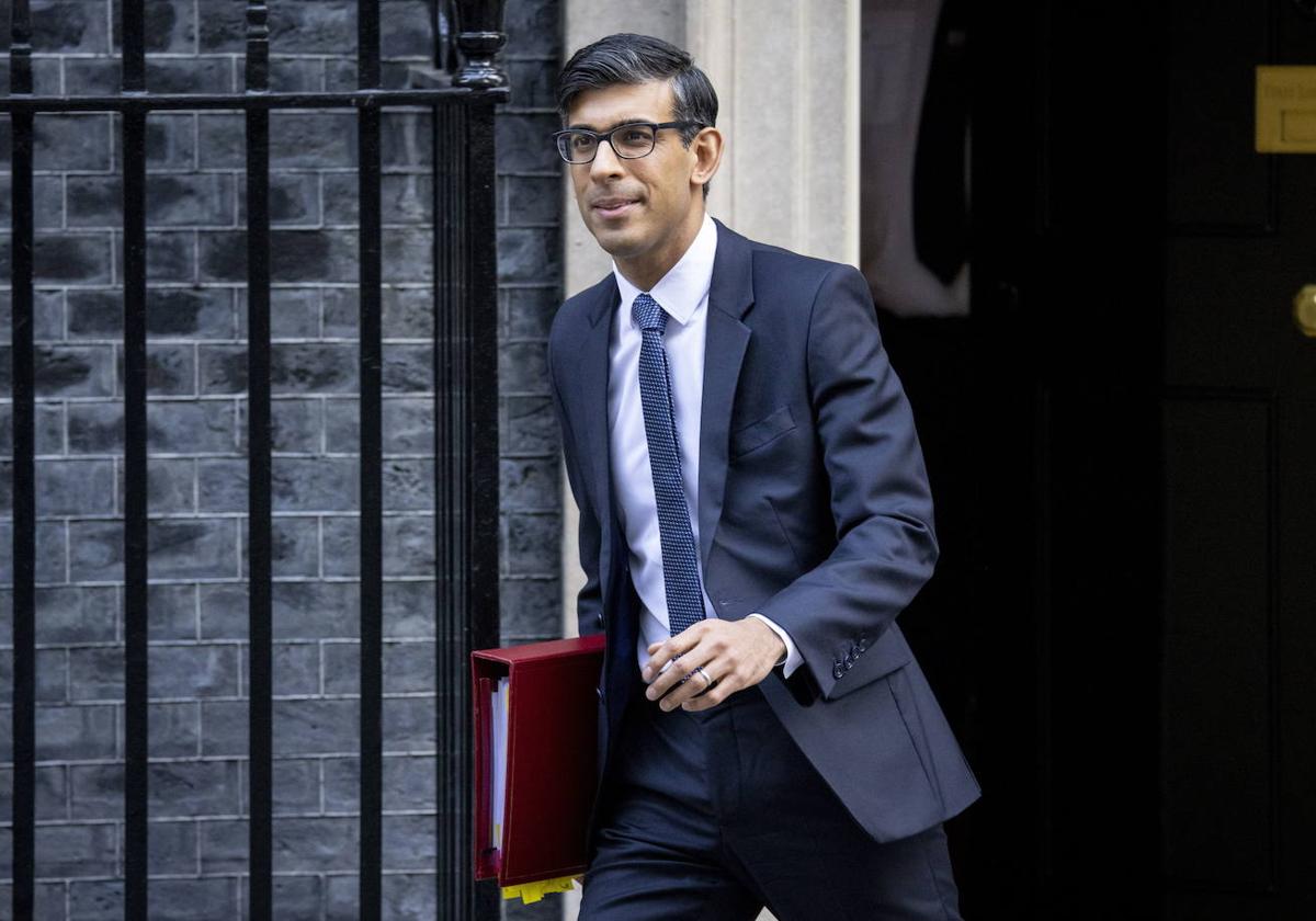 El primer ministro británico, Rishi Sunak, a la salida de Downing Street