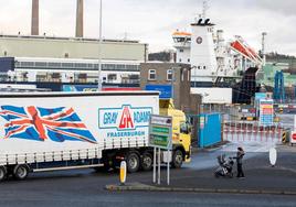 Un camión llega al puerto de Larne en Antrim, donde hay un puesto aduanero como parte del Protocolo de Irlanda