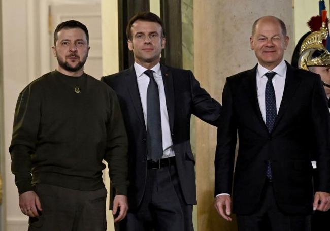 Volodímir Zelenski, posa con el presidente de Francia, Emmanuel Macron, y el canciller alemán, Olaf Scholz, a su llegada al palacio del Elíseo.