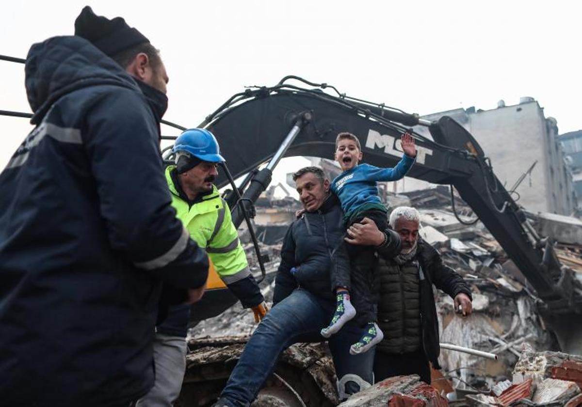 El pequeño Yigit Cakmak, de 8 años, muestra su alegría tras ser rescatado de entre los escombros de un edificio derrumbado en Hatay.