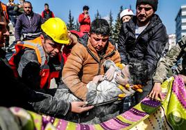 El pequeño Yigit Cakmak, de 8 años, muestra su alegría tras ser rescatado de entre los escombros de un edificio derrumbado en Hatay.