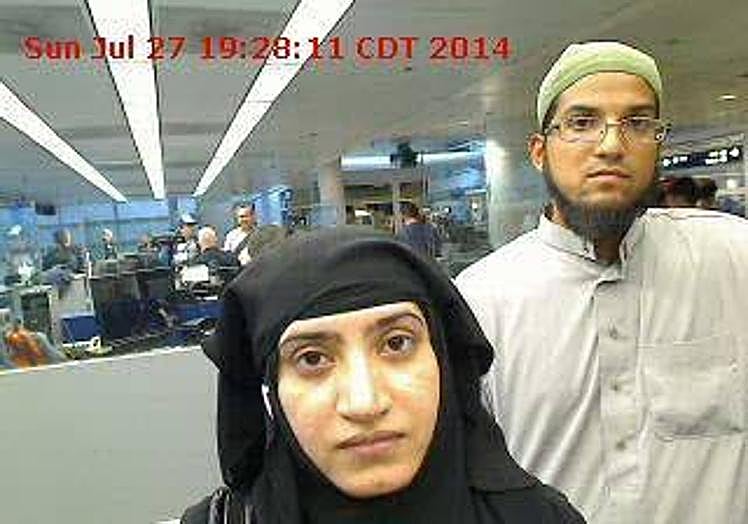 Syed Farooq y su mujer, Tashfeen Malik, captados por una cámara en el aeropuerto de Chicago.