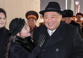 Kim Ju-ae, junto a su padre en el desfile