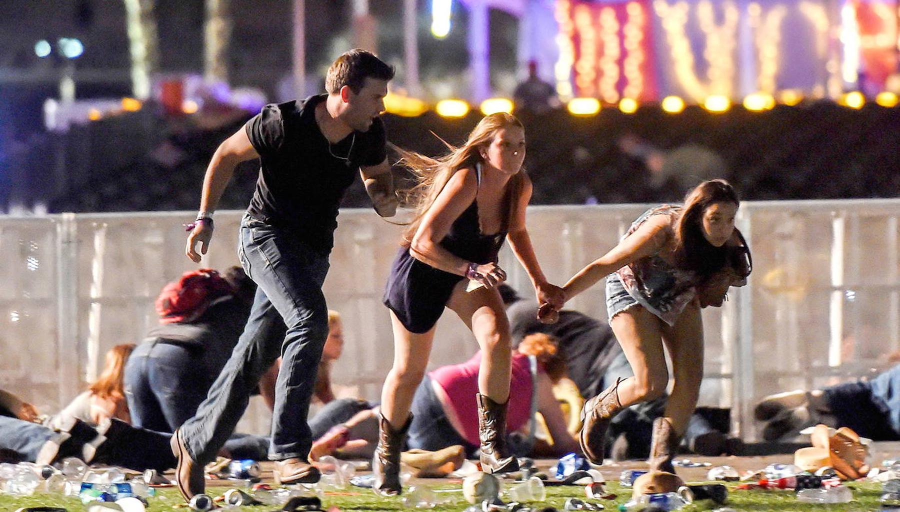 Imagen - Jóvenes tratan de refugiarse del tirador en las Vegas.