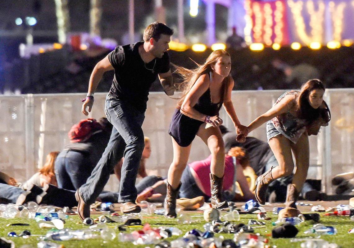 Imagen - Jóvenes tratan de refugiarse del tirador en las Vegas.