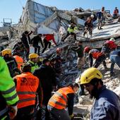 El olor a muerte apaga la esperanza en el epicentro del terremoto