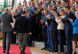 Volodímir Zelenski fue recibido entre aplausos por los Veintisiete en Bruselas, donde cerró este jueves su gira europea