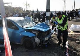 Los equipos de investigación examinan el coche