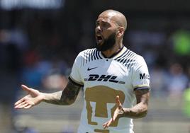 Dani Alves, durante un partido con el Pumas mexicano