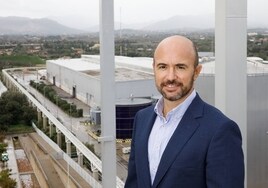 Rafael Guinea, frente a la planta de valorización de residuos que dirige en Mallorca.