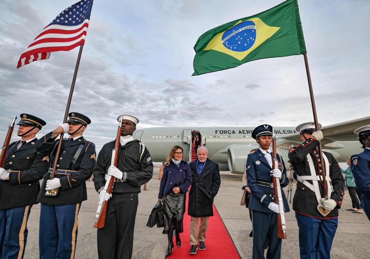 El presidente brasileño Luiz Inácio Lula da Silva y su esposa, Rosangela, a su llegada a Washington