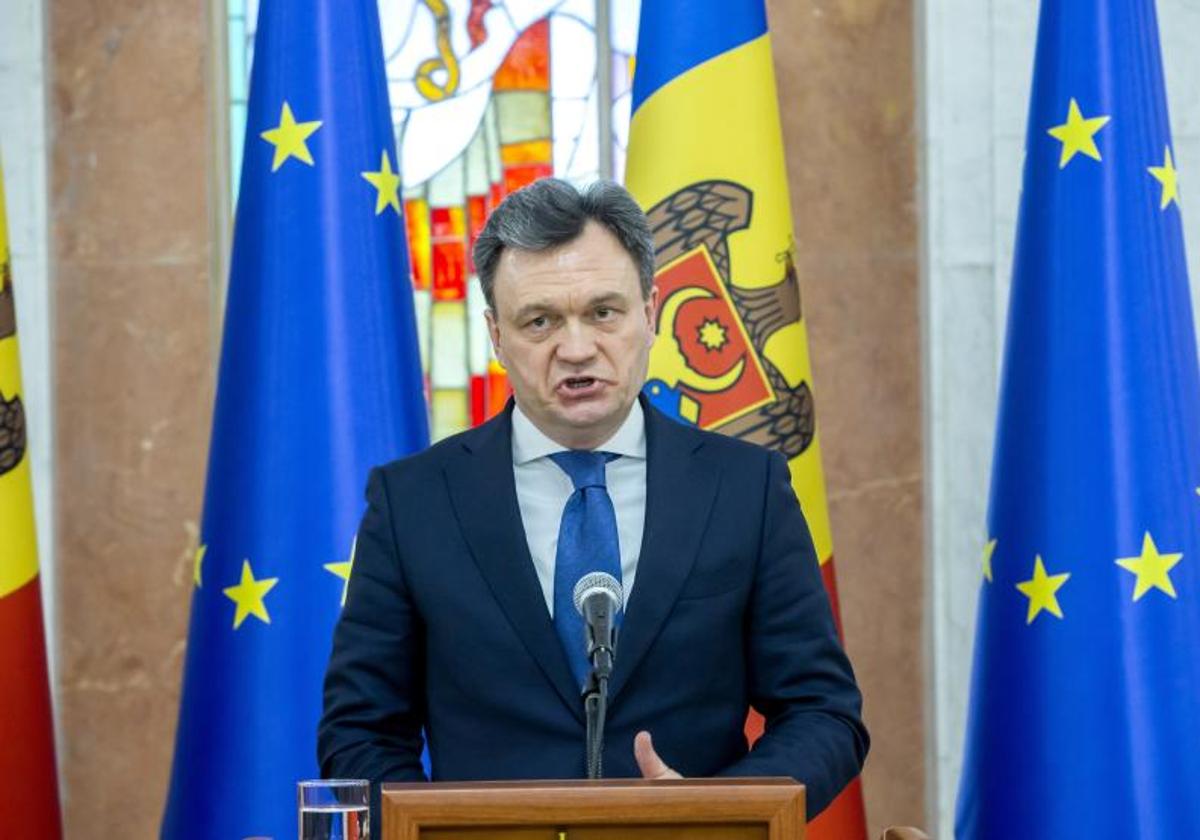 El nuevo primer ministro interino de Moldavia, Dorin Recean, en una conferencia de prensa este viernes en Chisinau