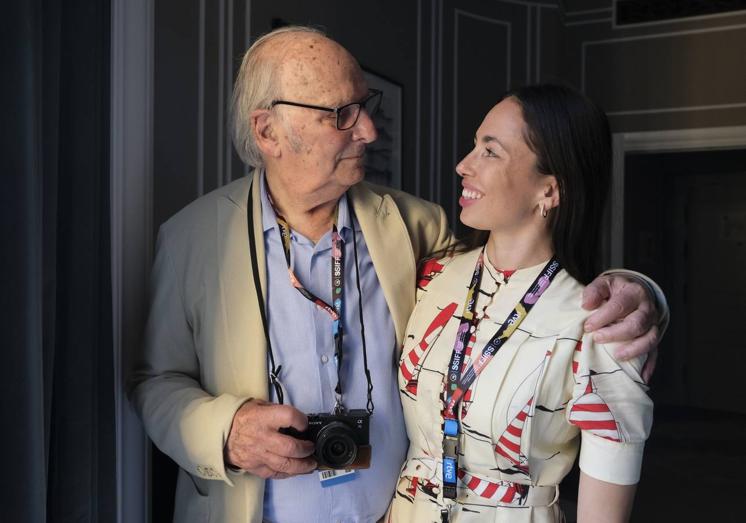 Carlos Saura junto a su hijo Anna en el Festival de San Sebastián de 2021.