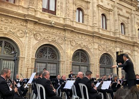 Imagen secundaria 1 - Sevilla se ha volcado con la fiesta del cine español. 