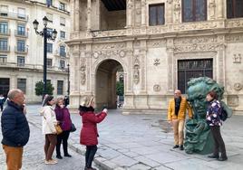 Los sevillanos se fotografían ante las réplicas de los Goya