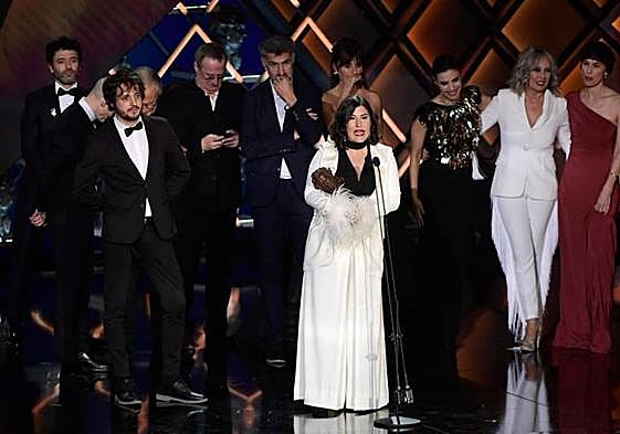 El equipo de 'As bestas' tras recibir el Goya