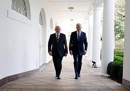 Lula y Biden pasean por el exterior de la Casa Blanca, donde se reunieron este viernes.