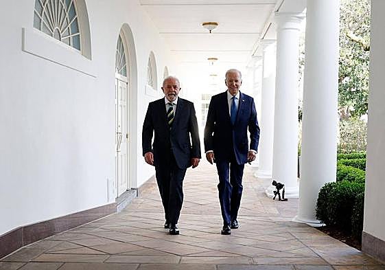 Lula y Biden pasean por el exterior de la Casa Blanca, donde se reunieron este viernes.