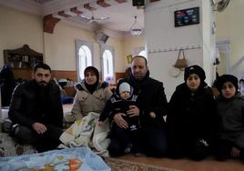 kurdo Walid Hamokan, que huyó de Siria hace diez años, se cobija en la mezquita de Ulucami con 13 miembros de su familia